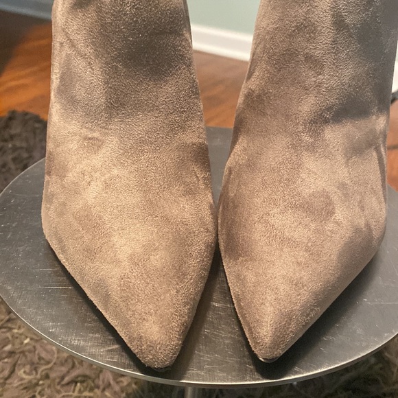 NWOT GUESS WOMEN’S DARK GRAY SUEDE POINTED TOE ANKLE FASHION BOOTS - Picture 2 of 12